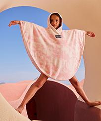 Poncho en tejijdo terry con estampado Tie & Dye para niños Carambola vista frontal desgastada