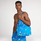 Tote Bag Side Ways - Vilebrequin x Joel Mesler Hawaii blue 正面穿戴视图 Tote Bag Side Ways - Vilebrequin x Joel Mesler Hawaii blue 正面穿戴视图