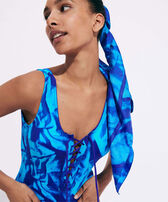 Foulard unisex in seta Les Draps Froissés Blu nettuno vista frontale indossata