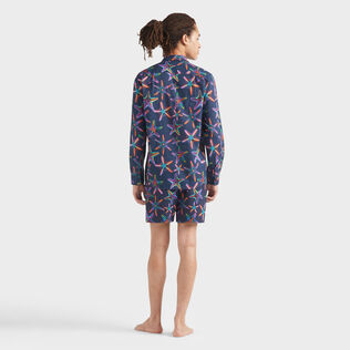 Disco Stars Unisex-Hemd aus Bio-Baumwolle Marineblau Rückansicht getragen