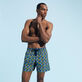 Bañador con estampado Mini Focus Multicolor para hombre Azul marino vista frontal desgastada