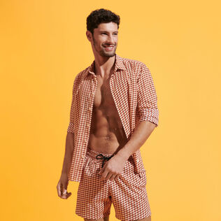 Camicia unisex leggera in voile di cotone Micro Mouettes Straw vista frontale indossata