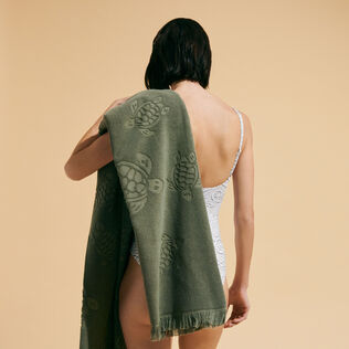 Toalla de playa en algodón orgánico Turtles Jacquard Olivier vista frontal desgastada