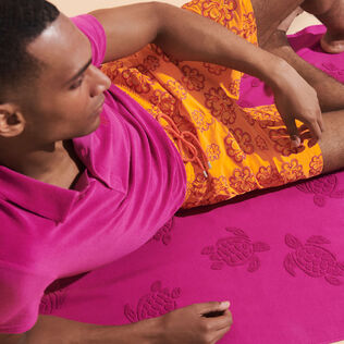 Toalla de playa en algodón orgánico Turtles Jacquard Morado vista frontal desgastada