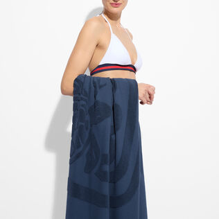 Telo mare unisex in cotone biologico - Vilebrequin x Ines de la Fressange Blu marine vista frontale indossata