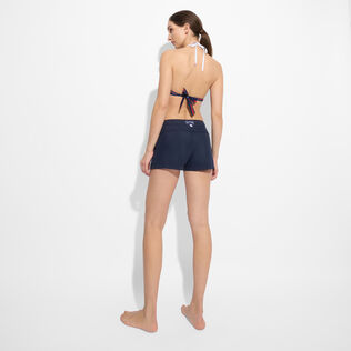 Stretch-Badeshorts mit flachem Bund für Damen – Vilebrequin x Ines de la Fressange Marineblau Rückansicht getragen