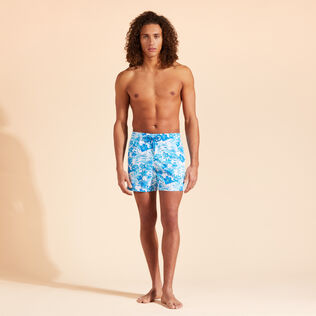 Tahiti Flowers Stretch-Badeshorts für Herren Weiss Vorderseite getragene Ansicht