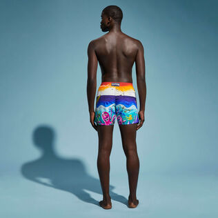 男士 Mareviva 游泳短裤 - Vilebrequin x Kenny Scharf Multicolor 背面穿戴视图