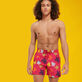 Costume da bagno uomo Ronde Des Tortues Burgundy vista frontale indossata