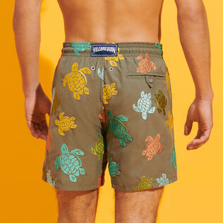Pantaloncini mare uomo ricamati Ronde Tortues Multicolores - Edizione limitata Olivier vista indossata posteriore