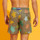 Ronde Tortues Multicolores Badeshorts mit Stickerei für Herren – Limitierte Serie Olivier Rückansicht getragen