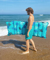 Vintage Lie On Inflatable Mattress- Vilebrequin x Sunnylife Lazuli blue vista frontale indossata