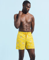 男士 Starfish Dance 刺绣游泳短裤 - 限量版 Sunflower 正面穿戴视图