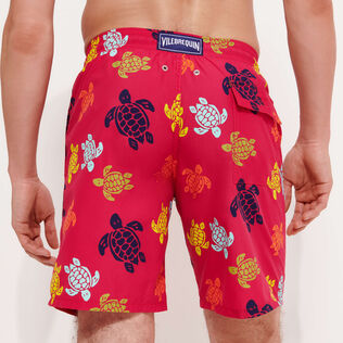 Lange Ronde Des Tortues Stretch-Badeshorts für Herren Burgunderrot Rückansicht getragen