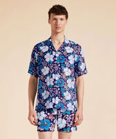 Camicia bowling uomo in lino Tropical Turtles Midnight vista frontale indossata