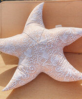 Cojín beige en forma de estrella de mar con estampado Lace Effect Blanco vista frontal desgastada
