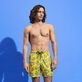Bañador ultraligero y plegable con estampado Provencal Turtles para hombre Sol vista frontal desgastada
