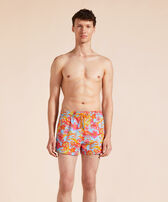 男士 Tahiti Flowers 短款游泳短裤 Santorini 正面穿戴视图