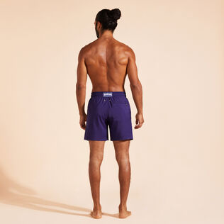 Ultraleichte und verstaubare Solid Badeshorts für Herren Midnight Rückansicht getragen