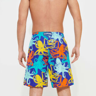 Costume da bagno uomo elasticizzato lungo Octopussy Purple blue vista indossata posteriore