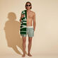 Telo mare unisex in cotone biologico- Vilebrequin x Highsnobiety Garden vista indossata posteriore