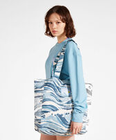 中性 Wave 纯棉沙滩包——Vilebrequin x Maison Kitsuné Blue 女性正面穿戴视图
