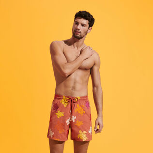 Ronde Tortues Multicolores Badeshorts mit Stickerei für Herren – Limitierte Serie Tomette Vorderseite getragene Ansicht