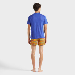 男士纯色亚麻运动 Polo 衫 Marrakech 背面穿戴视图