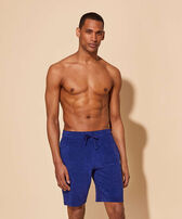 Solid Unisex-Bermudashorts aus Frottee Ink Vorderseite getragene Ansicht