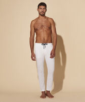 Pantaloni joggers uomo in popeline di Tencel Bianco vista frontale indossata
