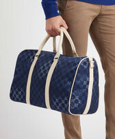 72H Turtle Monogram Unisex-Strandtasche Marineblau Vorderseite getragene Ansicht