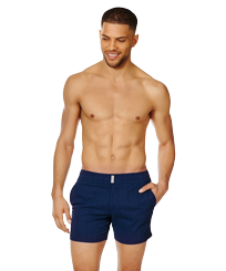 Bañador corto elástico con cintura lisa y estampado Prince de Galles para hombre Midnight blue vista frontal desgastada
