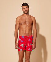 Men Swim Shorts Embroidered Tortue Multicolore - Limited Edition Moulin rouge vista frontal desgastada