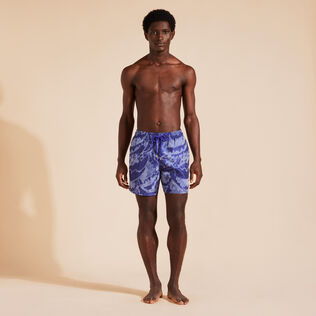 Pantaloncini mare uomo 360 Vagues - Vilebrequin x Maison BUCOL Purple blue vista frontale indossata
