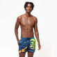 Pantaloncini mare uomo elasticizzati Eternité - Vilebrequin x Deux Femmes Noires Blu marine vista frontale indossata