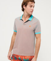 Polo en piqué de algodón de color liso y cambiante para hombre Guava vista frontal desgastada