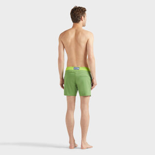 Pantaloncini mare uomo elasticizzati con cintura piatta Color Block Camouplage vista indossata posteriore