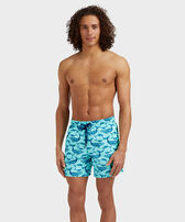 Pantaloncini mare uomo Whales Celadon vista frontale indossata