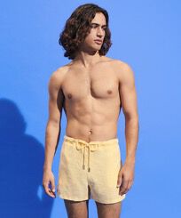 Men Linen Bermuda Shorts Mineral Dye Genet Vorderseite getragene Ansicht