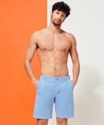 Bermudas de color liso para hombre Pastel vista frontal desgastada