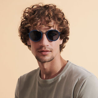 Occhiali da sole uomo e donna in toulipier bianco - VBQ x Shelter Blu marine dettagli vista 2