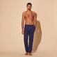 Men Linen Pants Solid Azul marino vista frontal desgastada