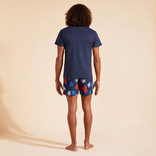 T-shirt uomo in cotone biologico French History Blu marine vista indossata posteriore