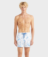 Bañador elástico con estampado Medusa and Shells para hombre Blanco vista frontal desgastada