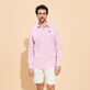 Camicia uomo a righe in seersucker Rosa caramella vista frontale indossata