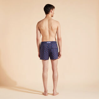 Micro Ronde Des Tortues Rainbow Stretch-Badeshorts für Herren Marineblau Rückansicht getragen