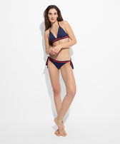 Slip bikini donna con laccetti laterali tinta unita - Vilebrequin x Ines de la Fressange Blu marine vista frontale indossata