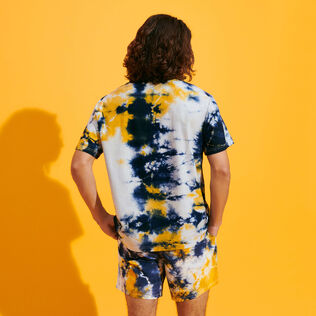 T-shirt uomo in cotone biologico Tie & Dye Blu marine vista indossata posteriore