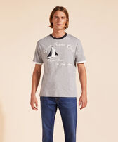 Camiseta de algodón con estampado Sail teñido en hilo para hombre Gris jaspeado vista frontal desgastada