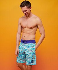 Maillot de bain homme stretch Palms & Surfs - Vilebrequin x The Beach Boys Bleu lazuli vue portée de face